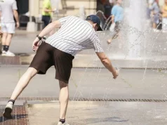 Caldo record sull’Italia, scatta l’allerta rossa in 4 città: “Arrivano notti tropicali” Caldo record con persone che si rinfrescano alle fontane pubbliche
