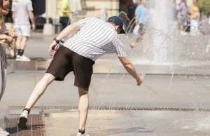 Caldo record sull’Italia, scatta l’allerta rossa in 4 città: “Arrivano notti tropicali” Caldo record con persone che si rinfrescano alle fontane pubbliche