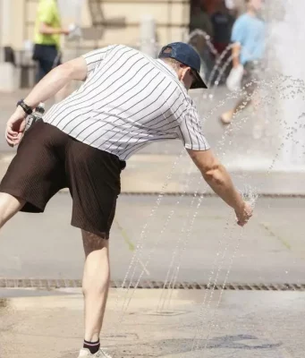 Caldo record sull’Italia, scatta l’allerta rossa in 4 città: “Arrivano notti tropicali” Caldo record con persone che si rinfrescano alle fontane pubbliche