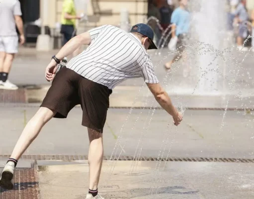Caldo record sull’Italia, scatta l’allerta rossa in 4 città: “Arrivano notti tropicali” Caldo record con persone che si rinfrescano alle fontane pubbliche