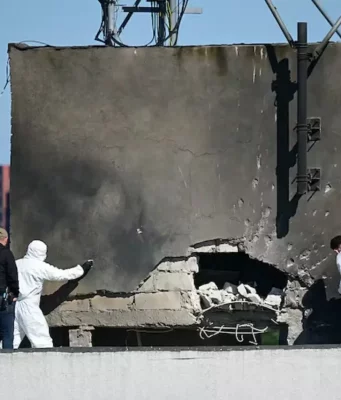 Drone russo colpisce un palazzo in Romania, feriti due civili: la Nato accusa Mosca di una «grave escalation» Drone russo Romania edificio colpito a Galați