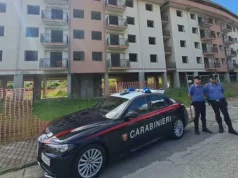 Tragedia nel Napoletano, due donne trovate morte in un cantiere a Pollena Trocchia: si indaga per duplice omicidio Carabinieri sul luogo del ritrovamento dei corpi a Pollena Trocchia