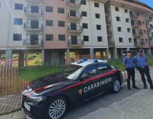 Tragedia nel Napoletano, due donne trovate morte in un cantiere a Pollena Trocchia: si indaga per duplice omicidio Carabinieri sul luogo del ritrovamento dei corpi a Pollena Trocchia