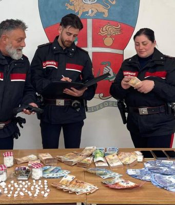 Spaccio di droga ad Arezzo, arrestata famiglia di imprenditori: sequestrati 60mila euro e cocaina Arezzo, arrestata una famiglia di imprenditori per spaccio di droga