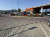 Uomo ferito con una fiocina nel parcheggio del supermercato a Carvico: caccia all’aggressore Carvico, uomo ferito con colpo di fiocina