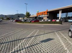 Uomo ferito con una fiocina nel parcheggio del supermercato a Carvico: caccia all’aggressore Carvico, uomo ferito con colpo di fiocina