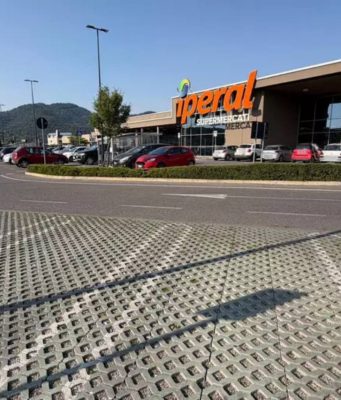 Uomo ferito con una fiocina nel parcheggio del supermercato a Carvico: caccia all’aggressore Carvico, uomo ferito con colpo di fiocina
