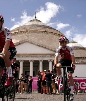 Giro d’Italia, scuole chiuse in alcune città della Campania: ecco dove Ciclisti del Giro d’Italia in piazza del Plebiscito a Napoli