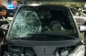Pirata della strada ubriaco travolge due sorelle sulle strisce a Milano: morta una donna, gravissima l’altra Auto incidentata e polizia dopo l’investimento a Milano