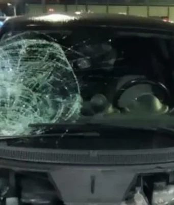 Pirata della strada ubriaco travolge due sorelle sulle strisce a Milano: morta una donna, gravissima l’altra Auto incidentata e polizia dopo l’investimento a Milano