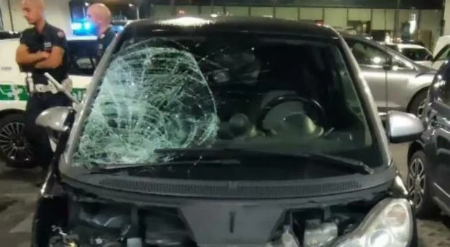 Incidente mortale nella notte a Milano Auto incidentata e polizia dopo l’investimento a Milano