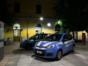 Maxi rissa alla stazione Milano Certosa: 22enne ucciso a coltellate, aggressori in fuga Polizia alla stazione Milano Certosa dopo l’accoltellamento