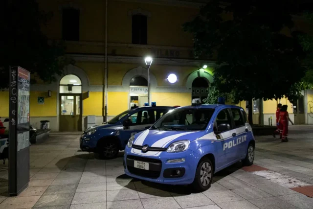 Polizia alla stazione Milano Certosa dopo l’accoltellamento