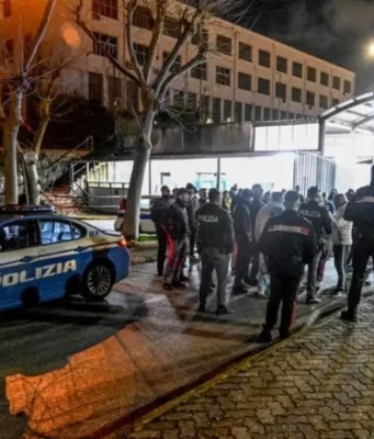 Terremoto ai Campi Flegrei, paura a Napoli: “Aree d’accoglienza chiuse dopo la scossa” Polizia e cittadini in strada dopo il terremoto ai Campi Flegrei
