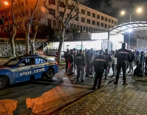 Terremoto ai Campi Flegrei, paura a Napoli: “Aree d’accoglienza chiuse dopo la scossa” Polizia e cittadini in strada dopo il terremoto ai Campi Flegrei