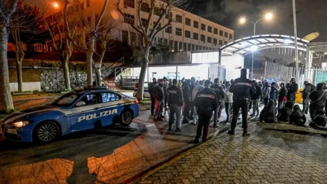 Paura dopo la scossa a Napoli Polizia e cittadini in strada dopo il terremoto ai Campi Flegrei