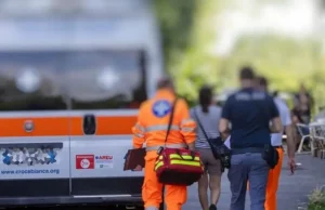 Travolta dall’auto del padre nel cortile di casa: muore a 22 mesi dopo cinque giorni di agonia Soccorsi dopo il tragico incidente