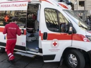 Cade durante una partita di calcetto e sbatte la testa contro un muretto: 22enne in coma farmacologico ambulanza soccorsi campo di calcetto incidente 22enne