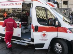 Cade durante una partita di calcetto e sbatte la testa contro un muretto: 22enne in coma farmacologico ambulanza soccorsi campo di calcetto incidente 22enne