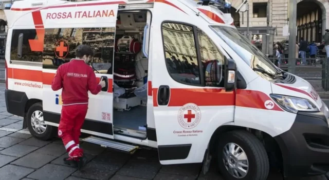 ambulanza soccorsi campo di calcetto incidente 22enne