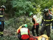 Precipita con il trattore nel bosco, morto boscaiolo di 35 anni: il corpo trovato dopo una notte di ricerche Vigili del fuoco e soccorritori nel bosco dopo l’incidente con il trattore