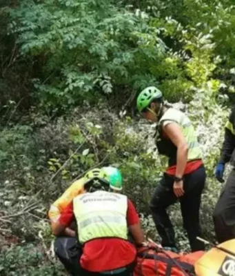 Precipita con il trattore nel bosco, morto boscaiolo di 35 anni: il corpo trovato dopo una notte di ricerche Vigili del fuoco e soccorritori nel bosco dopo l’incidente con il trattore