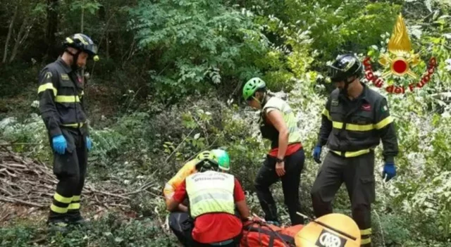 Vigili del fuoco e soccorritori nel bosco dopo l’incidente con il trattore