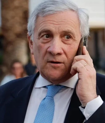 Guerra Ucraina Russia, Tajani apre a Kiev nell’Ue: “Favorevoli all’adesione”. Zelensky vola in Svezia per i caccia Gripen Antonio Tajani durante il vertice sull’Ucraina nell’Unione Europea