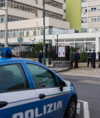 Tragedia al Cardarelli, paziente si lancia dal terzo piano del padiglione E: morta sul colpo Ospedale Cardarelli di Napoli dopo la tragedia nel padiglione E