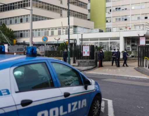 Tragedia al Cardarelli, paziente si lancia dal terzo piano del padiglione E: morta sul colpo Ospedale Cardarelli di Napoli dopo la tragedia nel padiglione E