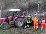 Lorenzo Spano muore a 3 anni travolto dal trattore del padre: tragedia nelle campagne di Nurri Trattore e soccorritori dopo la tragedia nelle campagne di Nurri