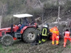 Lorenzo Spano muore a 3 anni travolto dal trattore del padre: tragedia nelle campagne di Nurri Trattore e soccorritori dopo la tragedia nelle campagne di Nurri