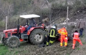Lorenzo Spano muore a 3 anni travolto dal trattore del padre: tragedia nelle campagne di Nurri Trattore e soccorritori dopo la tragedia nelle campagne di Nurri