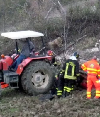 Lorenzo Spano muore a 3 anni travolto dal trattore del padre: tragedia nelle campagne di Nurri Trattore e soccorritori dopo la tragedia nelle campagne di Nurri