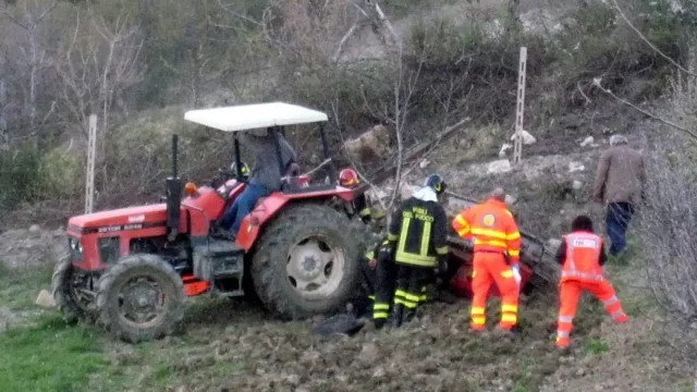 Trattore e soccorritori dopo la tragedia nelle campagne di Nurri