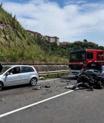 Drammatico incidente sulla Statale 109 a Catanzaro, morta Emanuela Puzzonia Incidente sulla Statale 109 Tangenziale Est a Catanzaro