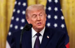 Guerra Iran-Usa, Trump: “Blocco navale resterà fino alla firma dell’accordo” Donald Trump durante un intervento sulla crisi con l’Iran