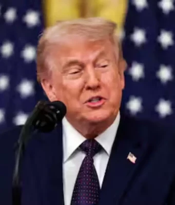 Guerra Iran-Usa, Trump: “Blocco navale resterà fino alla firma dell’accordo” Donald Trump durante un intervento sulla crisi con l’Iran