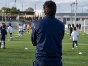 Abusi sessuali nella scuola calcio, arrestato ex allenatore: accuse di violenze su un minore allenatore scuola calcio campo bambini immagine generica