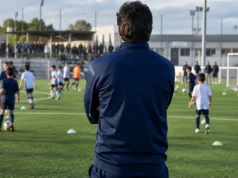 Abusi sessuali nella scuola calcio, arrestato ex allenatore: accuse di violenze su un minore allenatore scuola calcio campo bambini immagine generica