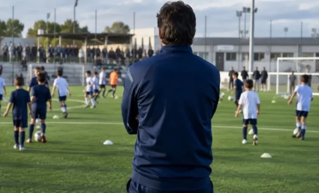 allenatore scuola calcio campo bambini immagine generica