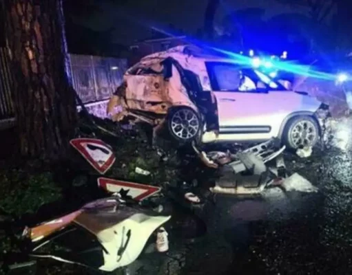 Incidente Forlì, auto contro un albero: morte due studentesse, terza in condizioni gravissime incidente Forlì auto contro albero con soccorsi nella notte