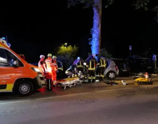 Incidente Forlì, auto contro un albero: sono Caterina Romualdi e Sirin Jaziri le due giovani morte, avevano 23 e 26 anni incidente Forlì auto contro albero soccorsi vigili del fuoco 118