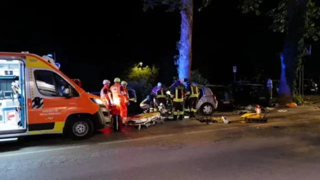 incidente Forlì auto contro albero soccorsi vigili del fuoco 118
