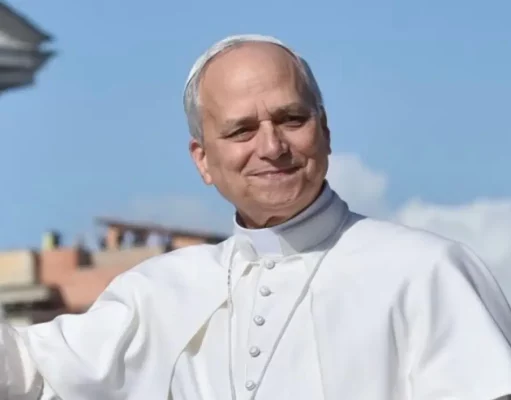 Papa a Napoli l’8 maggio: scuole chiuse e traffico rivoluzionato, tutte le strade e gli orari Papa Leone visita Napoli percorso fedeli piazza del Plebiscito