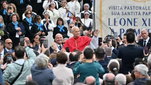 Papa Leone XIV Napoli piazza del Plebiscito fedeli