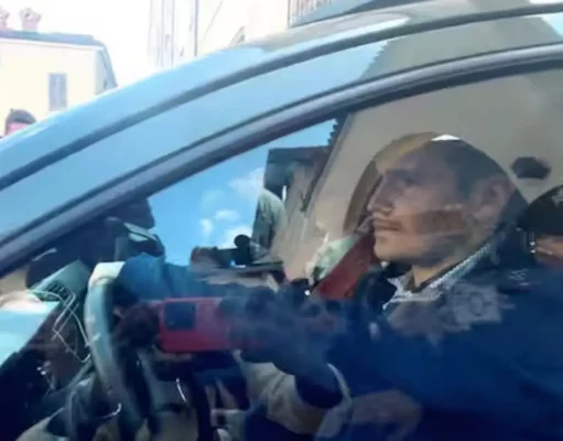 Delitto di Garlasco, verso la chiusura dell’inchiesta: Sempio resta in silenzio davanti ai pm Andrea Sempio auto uscita Procura Pavia interrogatorio Garlasco