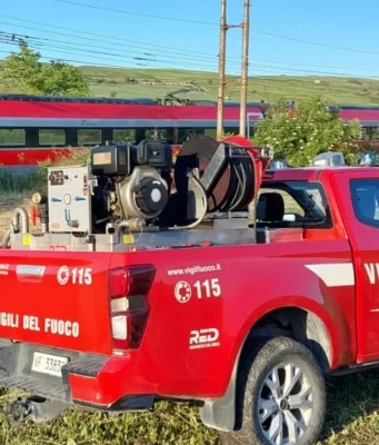 Investimento sui binari tra Caserta e Foggia: uomo morto, Frecciarossa fermo per sette ore vigili del fuoco intervento binari incidente ferroviario Caserta Foggia