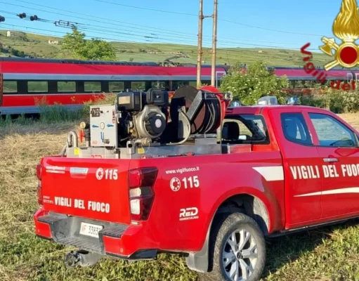 Investimento sui binari tra Caserta e Foggia: uomo morto, Frecciarossa fermo per sette ore vigili del fuoco intervento binari incidente ferroviario Caserta Foggia