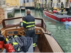 Venezia, tre giovani cadono in acqua: morto un 20enne, salvati gli amici vigili del fuoco venezia soccorsi rio annegamento